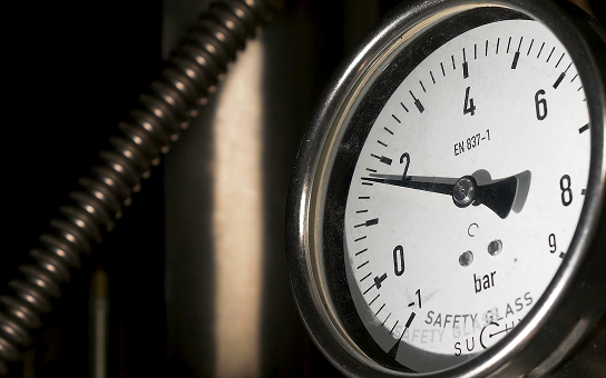 pressure test gauge showing 30 bar safety rating for whipped cream dispenser